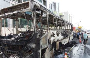 Ônibus pega fogo em Piedade, em Jaboatão dos Guararapes
