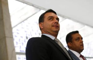 Flávio Bolsonaro relata projeto que pode privatizar praias brasileiras