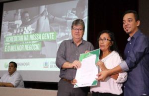 Azevêdo anuncia investimento de R$ 2 mi e beneficia comerciantes do Parque do Povo
