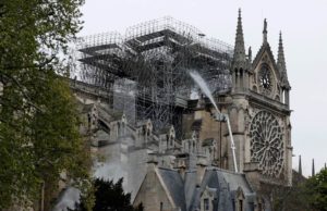 Bombeiros e especialistas analisam estrutura da Catedral de Notre-Dame