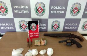Perseguição e troca de tiros termina com suspeito preso e drogas e armas apreendidas