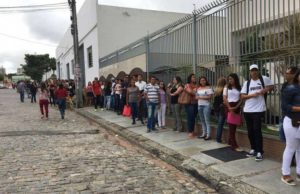 Feira de Emprego tem ‘quebra-quebra’ e candidatos denunciam suposto ‘favorecimento’