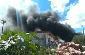 Incêndio de grandes proporções atinge fábrica em Puxinanã