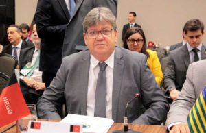 João Azevêdo lança edital de concurso público com mil vagas para professores