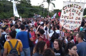 Manifesto pró-educação reúne professores e estudantes em João Pessoa