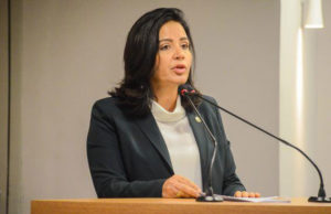 Deputada governista: “não vejo problema em um secretário da Saúde vir até aqui”