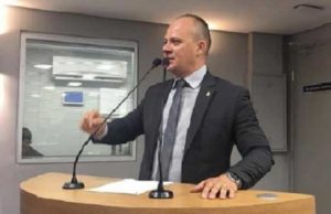 As Polícias Civil, Militar e o Corpo de Bombeiros Militar da Paraíba – através da 10ª Delegacia Seccional de Polícia Civil, Delegacia de Lagoa Seca, 10º Batalhão da Polícia Militar e Comando Regional do Corpo de Bombeiros – estão dando execução, na manhã de hoje (21/05/2019), no Município de Lagoa Seca-PB, à OPERAÇÃO MAYA, para cumprimento de 12 (doze) MANDADOS DE BUSCA E APREENSÃO em alvos (endereços) suspeitos de servirem como ponto de comercialização ou armazenamento de ENTORPECENTES. A operação se encontra em execução nesse momento, envolvendo cerca de 80 (oitenta) policiais, dentre policiais civis, militares e bombeiros. PEDRO IVO SOARES Delegado Seccional da 10ª DSPC FRANCIMAR LINS Tenente-Coronel PM Comandante do 10º BPM JEAN BENÍCIO Tenente-Coronel BM Comandante Regional CG