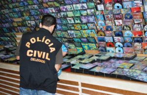 Aumentar pena para crime de pirataria pode ajudar na recuperação fiscal do Brasil, afirma especialista