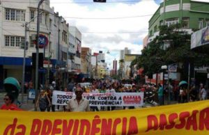 Instituições convocam dia de protestos pelo país contra cortes na educação