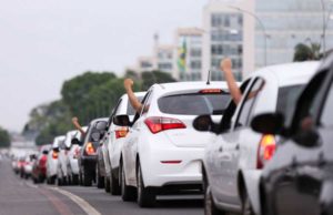 Comissão da Câmara analisa projeto de motoristas de app com INSS de 5% e fim do pagamento mínimo