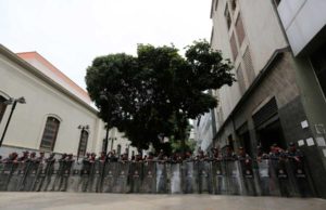 Agentes do governo entram na Assembleia de maioria opositora em Caracas; deputados denunciam ‘sequestro’ do edifício