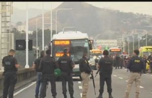 Sequestrador de ônibus no Rio é morto por atiradores de elite
