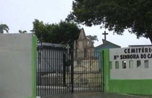Bandidos roubam objetos de túmulos e assaltam visitantes de cemitério