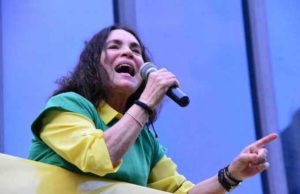 Justiça dá prazo para Regina Duarte indenizar a filha de Leila Diniz por fake news