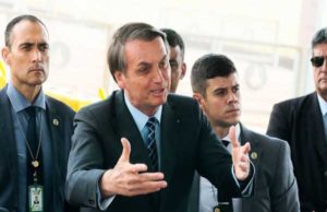 Pandemia: Bolsonaro se irrita com pergunta e sugere retirada da imprensa do Alvorada