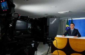 Bolsonaro se revolta com fechamento de escolas e ataca governadores e a imprensa