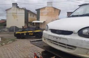 Homem foge da PRF e abandona veículo roubado com a esposa