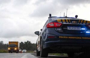 Bebê de um ano fica ferido após carro capotar na BR-230, na PB