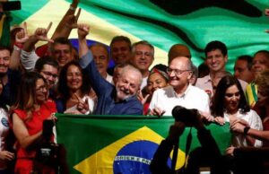 Lula supera Bolsonaro em aprovação popular nos primeiros 6 meses de governo. Reprovação do petista também é menor