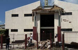 Estrutura de prédio residencial desaba no Bessa, em João Pessoa