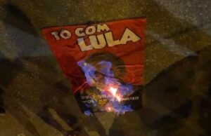 EM JOÃO PESSOA: Bolsonaristas queimam bandeira de Lula em protesto na BR-101