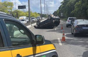 Motorista perde controle e carro capota na BR-230, em JP