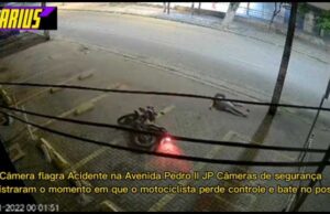 Motociclista que trafegava na contramão fica gravemente ferido após perder controle e bater em poste