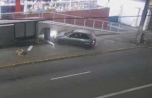 Flagrante: carro sobe a calçada e destrói painel no Centro de Campina Grande