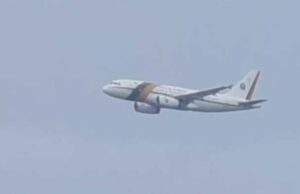 Na véspera do fim do mandato, Bolsonaro deixa o Palácio da Alvorada e embarca no avião presidencial