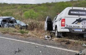 Acidente envolvendo viatura da Polícia Civil deixa duas pessoas feridas; mulher continua em estado grave
