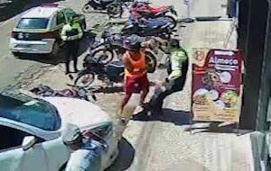 Dono de moto multada nocauteia agente de transito que fica desacordado