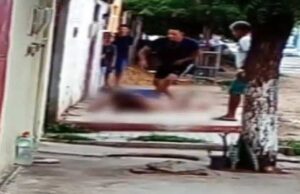 Vídeo: ‘Peladão’ surta e ataca pessoas com facão