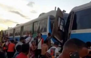 Dois trens colidem de frente em João Pessoa e deixam vítimas