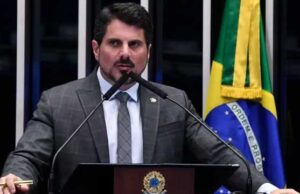 Senador bolsonarista diz que esposa pediu divórcio após operação da PF