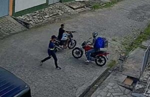 Vídeo mostra exato momento da morte de motoboy em tentativa de assalto em João Pessoa; assista