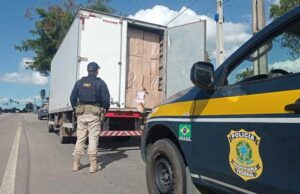 PRF recupera veículos, apreende carga de cigarros contrabandeados e arma de fogo em fiscalizações na Paraíba