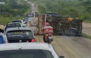 Caminhão tomba, deixa motorista ferido e interdita parcialmente BR-230, em Campina Grande