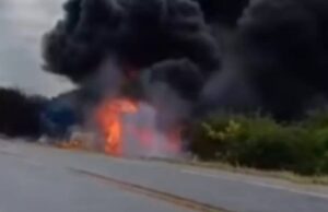 Caminhões pegam fogo após colisão frontal na BR-101, na PB; trânsito fica interditado