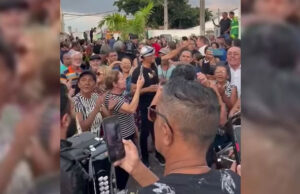 VÍDEO: Corpo de Biliu de Campina é enterrado com festa feita por fãs e muito forró
