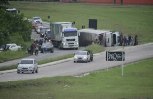 Caminhão tomba e duas pessoas ficam feridas na BR-230