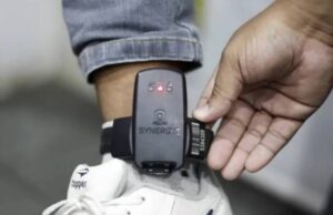 Mulher que ameaçava publicar relações com ‘amantes’ vai usar tornozeleira eletrônica